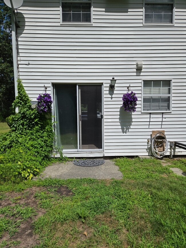 Building Photo - 945 Riverside Dr