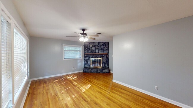 Building Photo - Forest Hills 4/2
