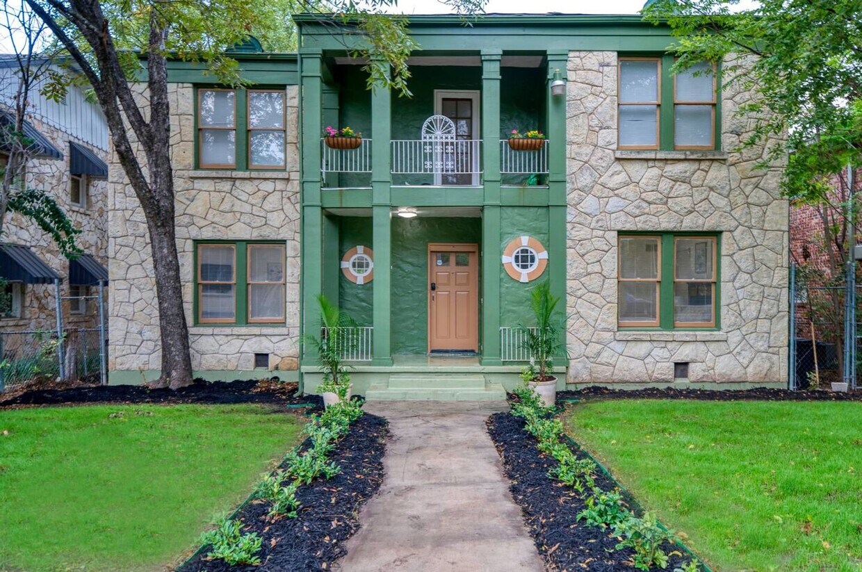 Foto principal - 2-BEDROOM FURNISHED MONTE VISTA DUPLEX