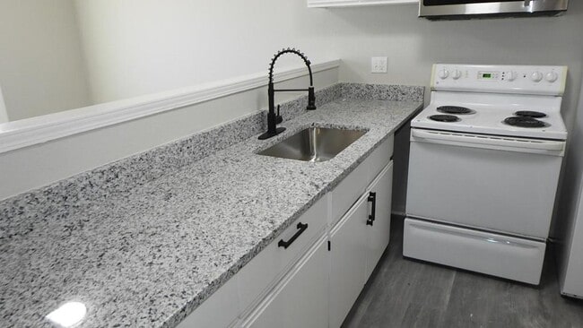 Building Photo - 5930 Elmwood Ave