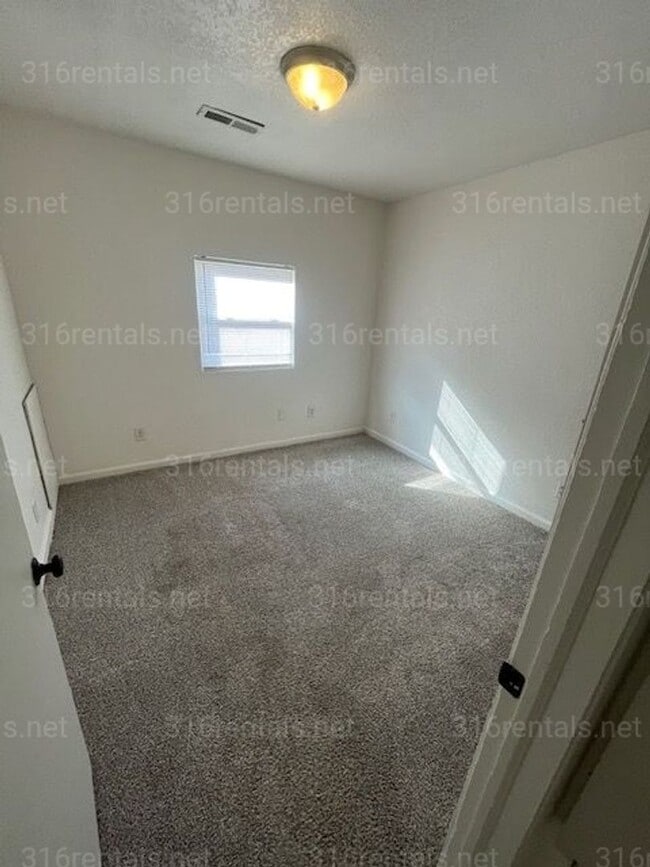 Building Photo - $1100 - 3 bed 2 bath - Single Family Home *COMING SOON*