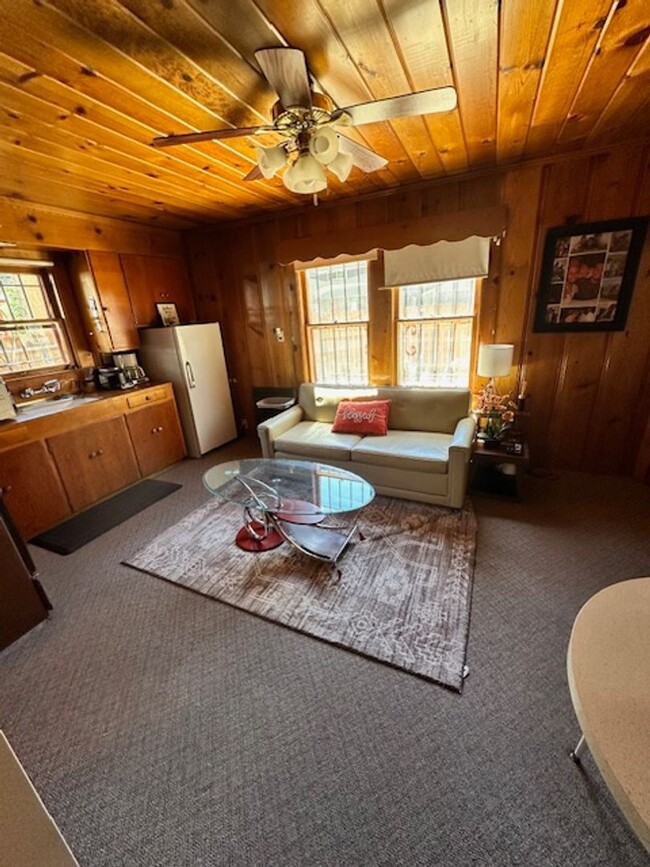 Foto del edificio - Cozy 2Bd Cabin! Available now for a 3-6 mo...