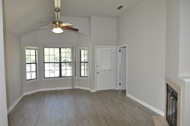 Foto del edificio - AVAILABLE NOW!!!