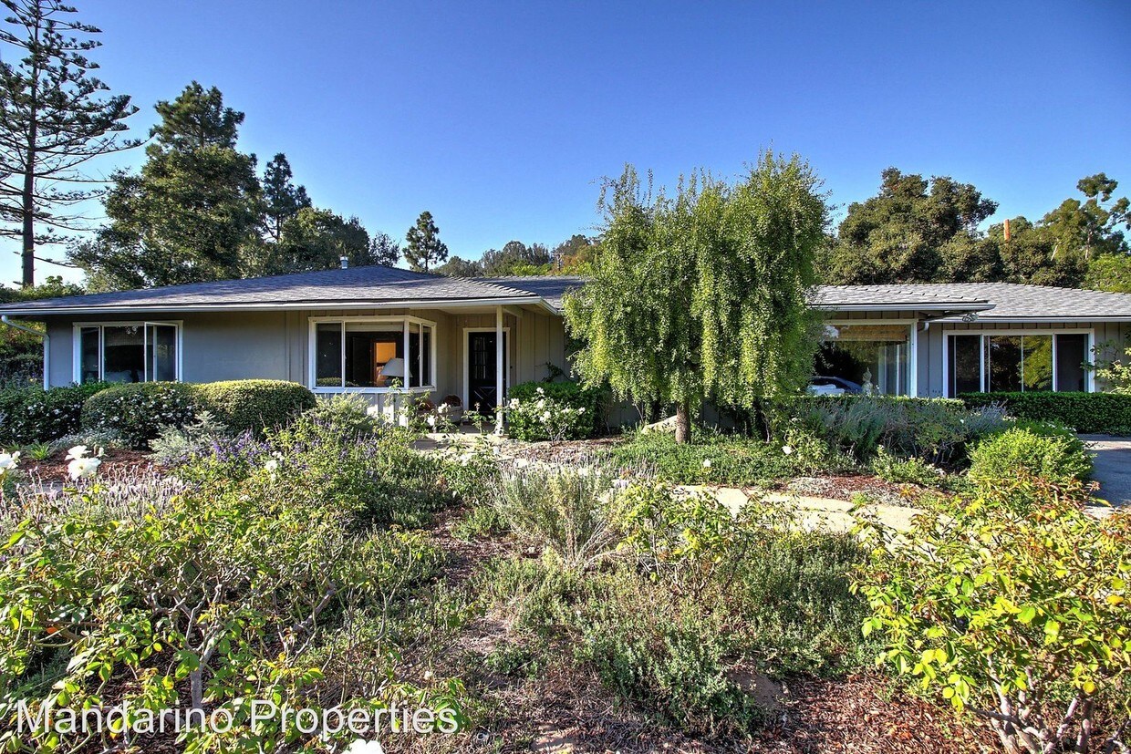 Primary Photo - 3 br, 2 bath House - 830 Summit Road