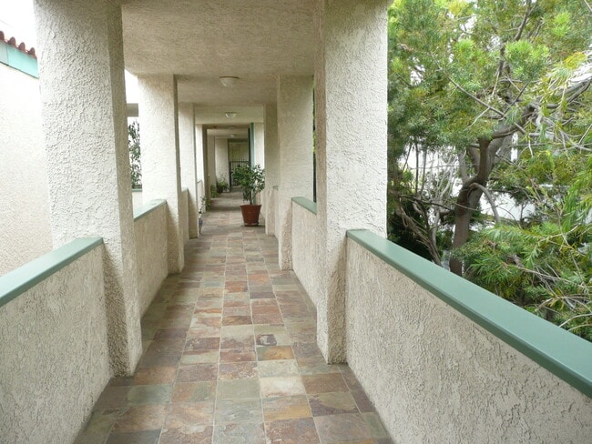 Building Photo - 502 San Vicente Blvd