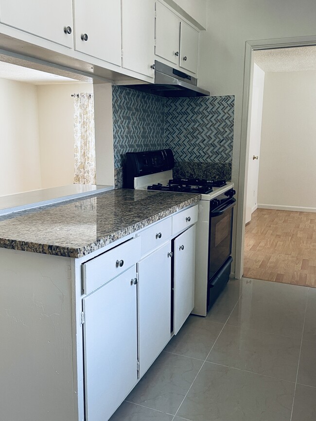 Granite counter - 617 S Shelton St