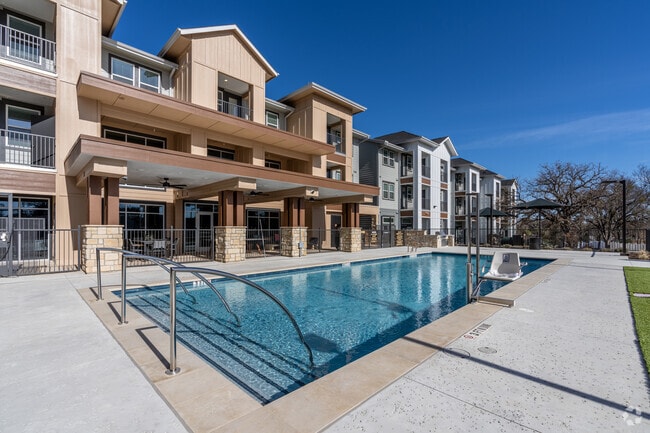 Building Photo - Red Oaks