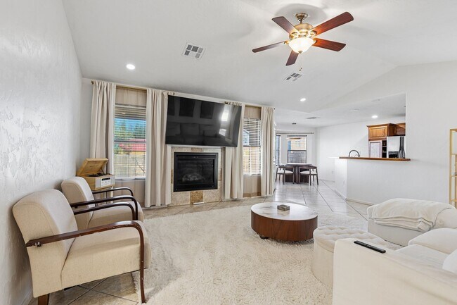 Foto del edificio - Conveniently located 3 Bedroom with 2 Car Garage