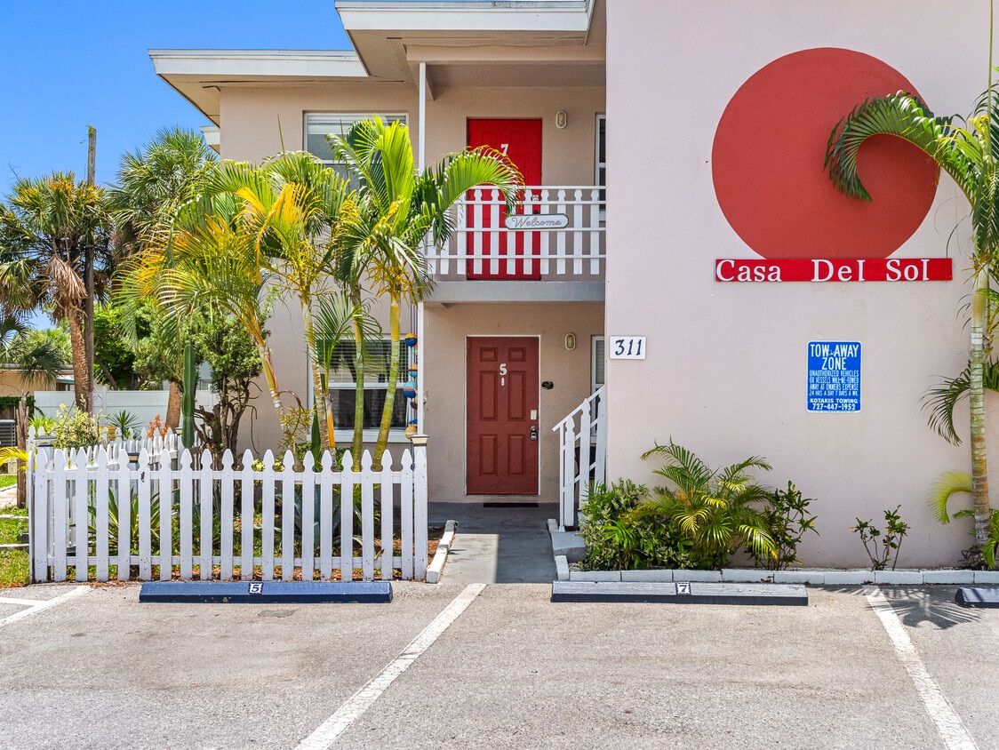 Front of the building. $4 Units apartment building. - 311 Avanda Ct