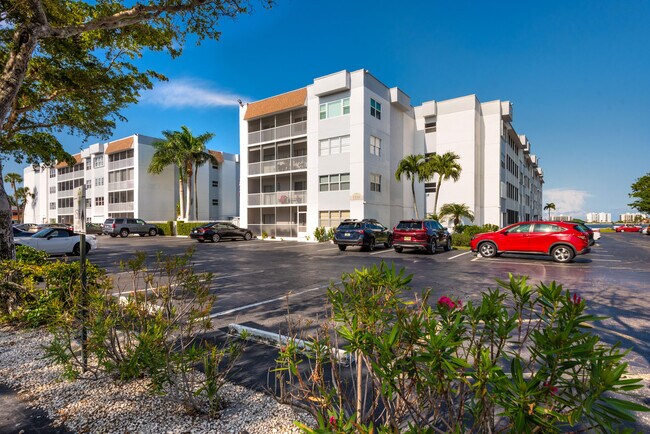 Building Photo - 1516 S Lakeside Dr