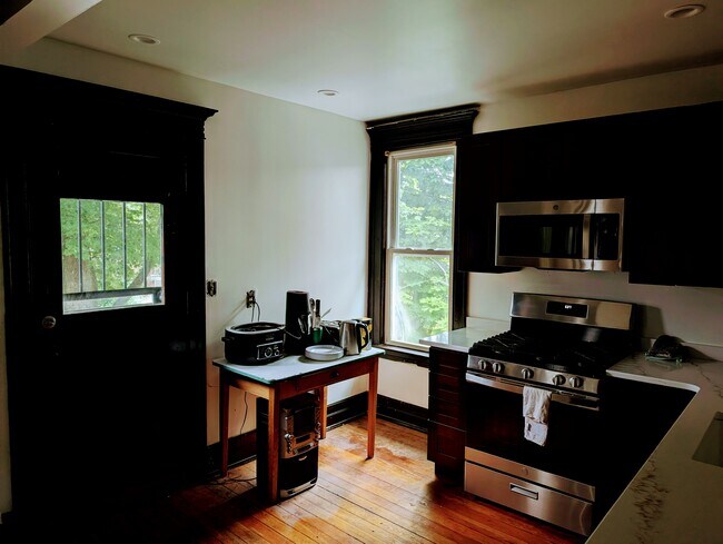 Kitchen - 4743 Trumbull St