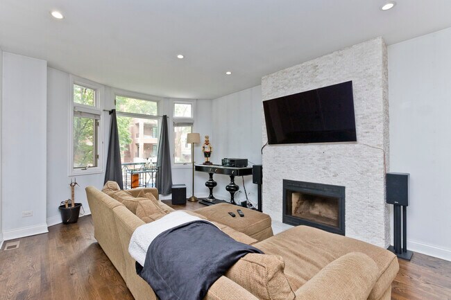 Building Photo - 857 W Wrightwood Ave