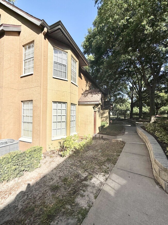 Foto del edificio - 6328 Raleigh St