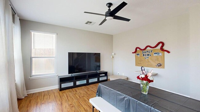 Building Photo - 2105 Huxley Ln