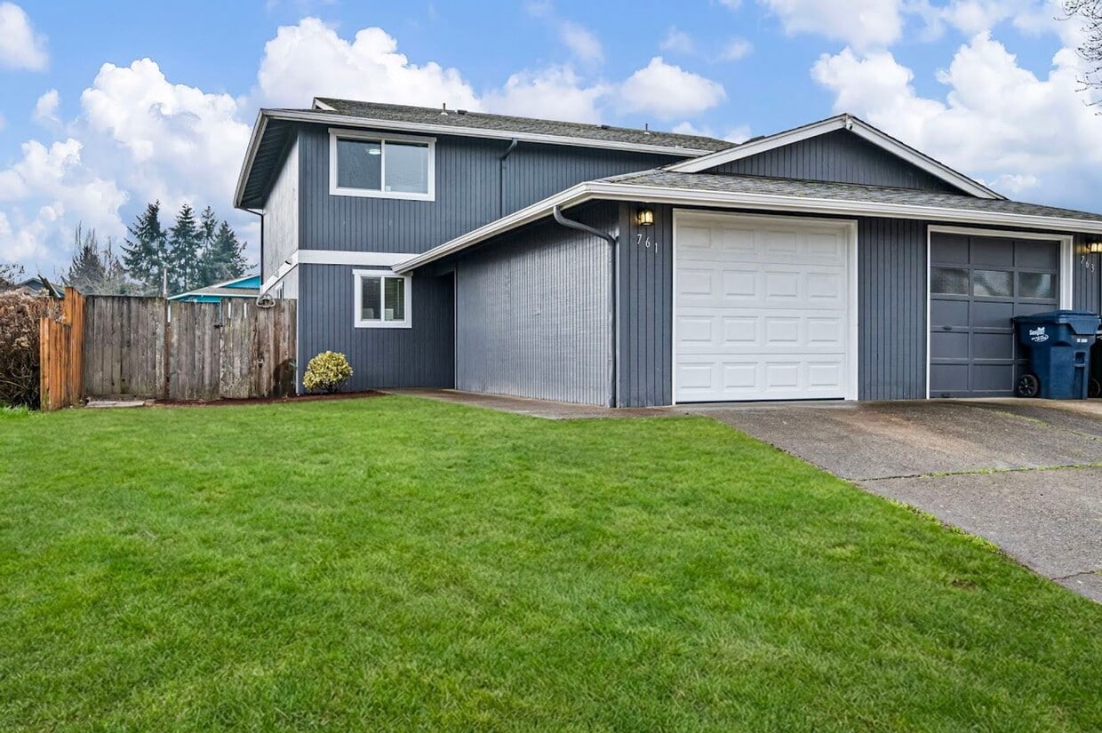 Fantastic 3-Bedroom, 1.5-Bath Duplex With landscaping Included! - Fantastic 3-Bedroom, 1.5-Bath Duplex With landscaping Included!