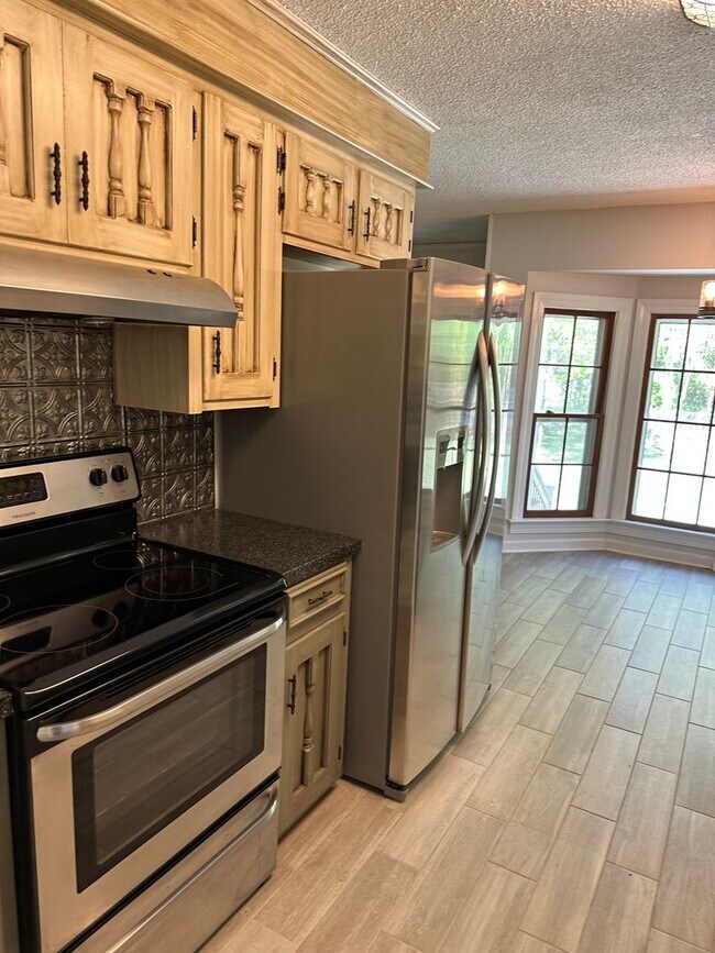 Building Photo - Beautiful 4 Bedroom 2 baths 2 car garage