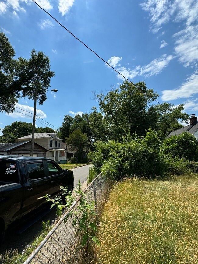 Building Photo - 2 bed house Rva North Side! PET FRIENDLY, ...