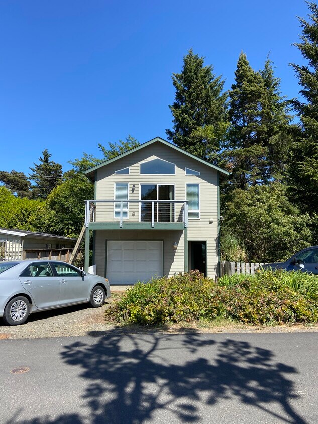 Foto principal - 6260 Rhododendron Ave