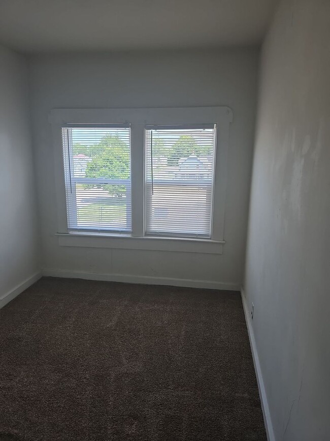 Building Photo - 2 bedroom, 1 bathroom Apartment! AUGUST 2025!