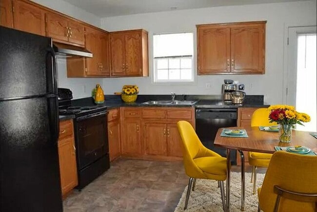 Building Photo - 3 bedroom Duplex with unique floor plan fo...