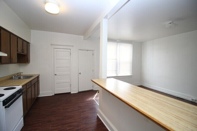 Foto del edificio - 2445 N Calvert St