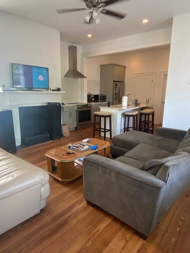 Building Photo - 148S