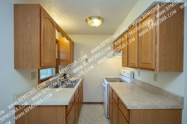 Foto del edificio - WEST AMES!! - 2 Bedroom, 1 Bath Duplex in ...