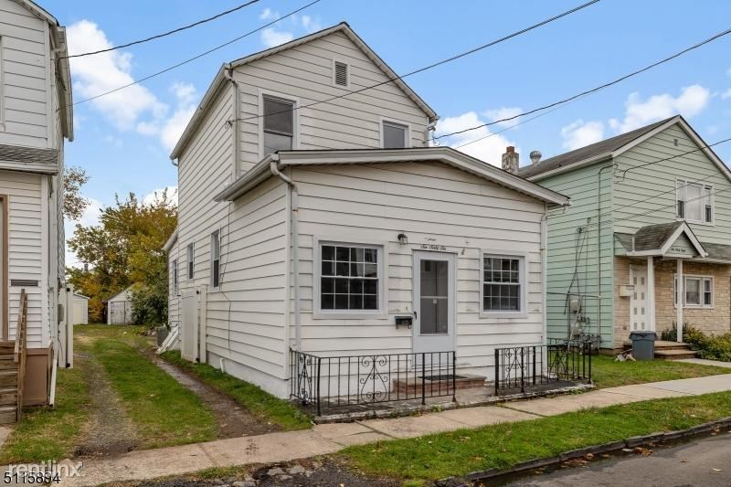 Foto principal - 3 br, 2 bath House - 666 Maple Ave