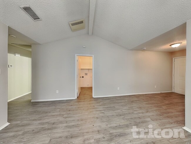 Foto del edificio - 720 Charles City Dr