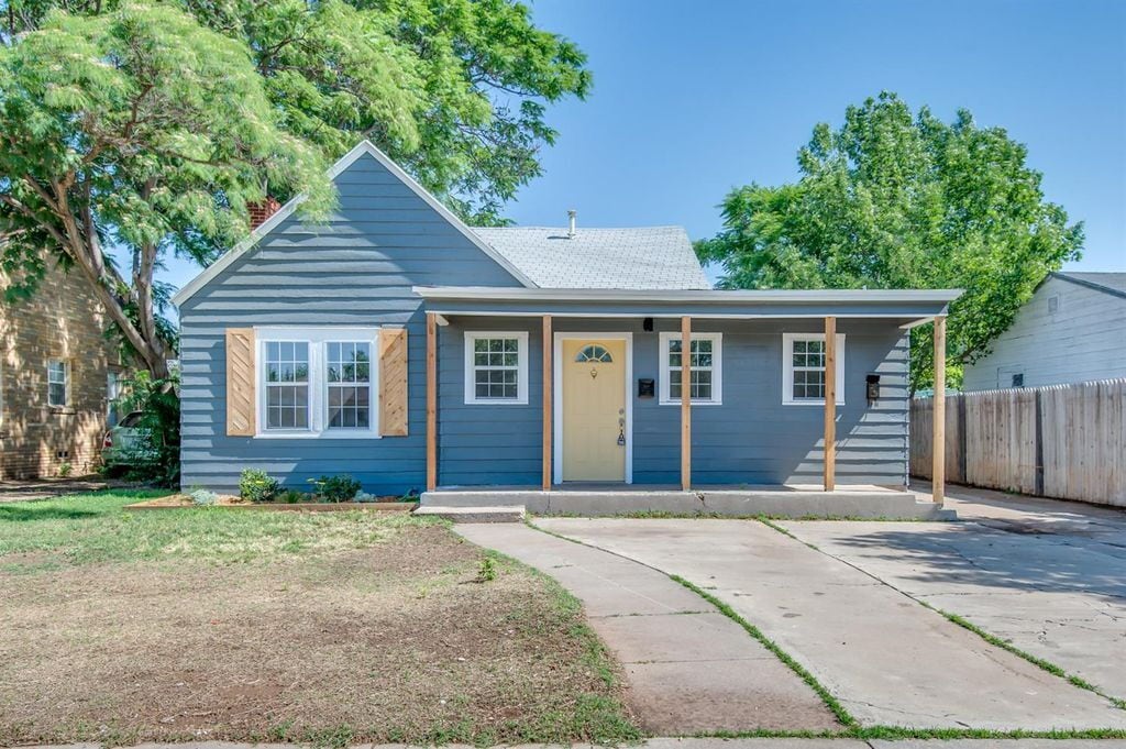 Primary Photo - Move in specials available!