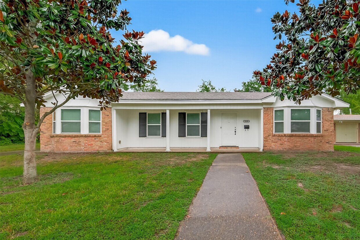 Foto principal - 8210 Edgemoor Dr