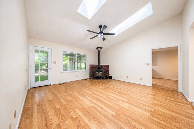 Foto del edificio - 4 bedrooms home on over 3 acres York county