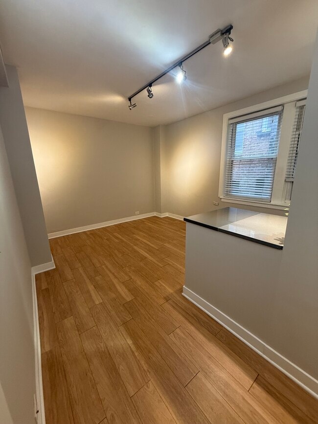 Foto del edificio - 541 W Belmont Ave