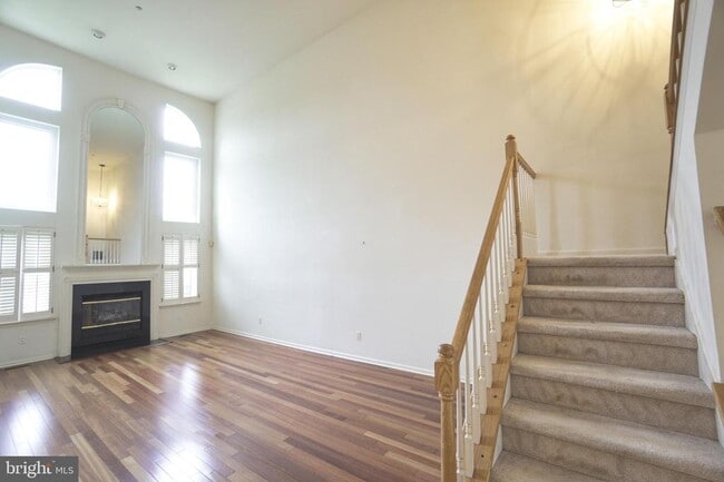 Building Photo - 250 Lookout Pl