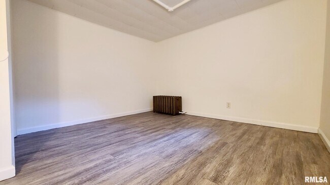 Building Photo - 529 S Park Ave