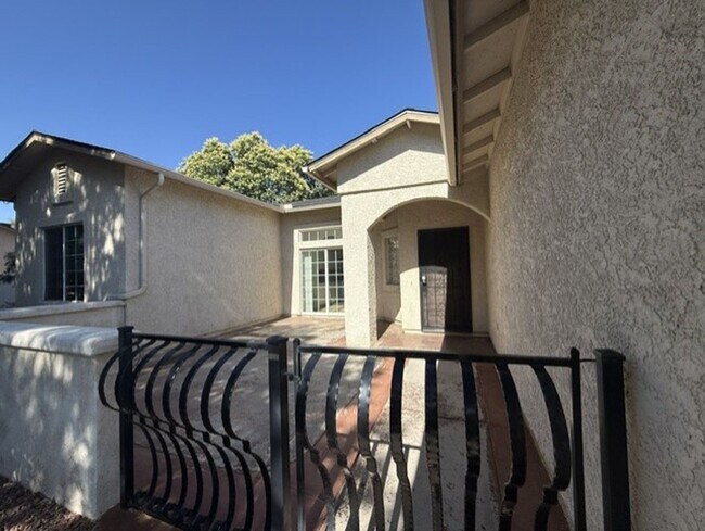 Building Photo - 3 Bedroom 2 Bath Home - Contact Property Pros Property Management