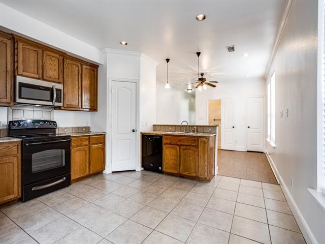 Building Photo - 480 S Pecan St