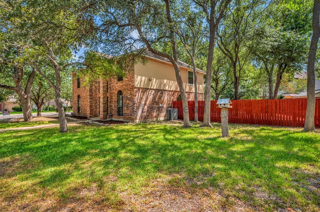 Building Photo - 2326 Oak Castle