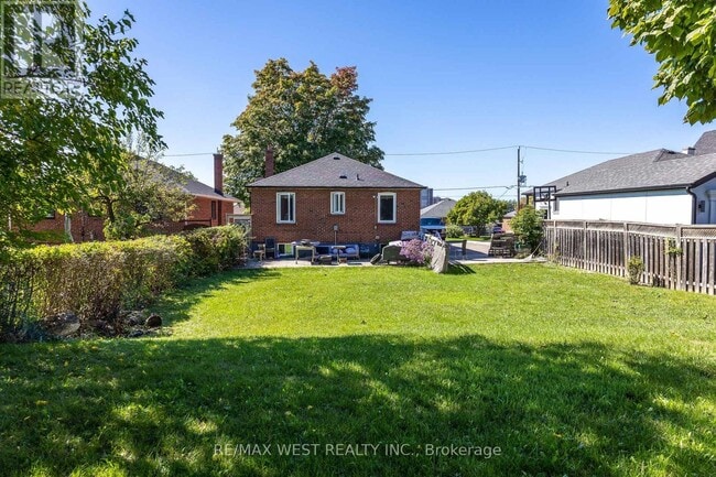 Building Photo - 17 Clevedon St