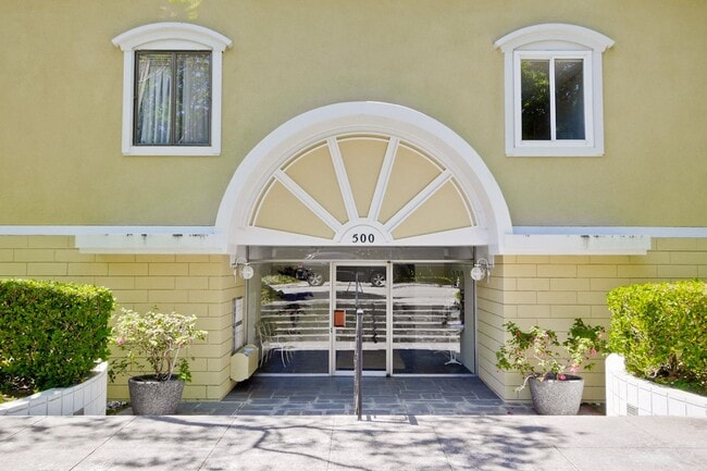 Building Photo - Updated Gem Near Stanford and Downtown Pal...