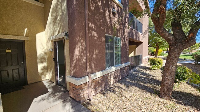 Foto del edificio - Adorable Single Level Condo  Close to Summerlin!!!