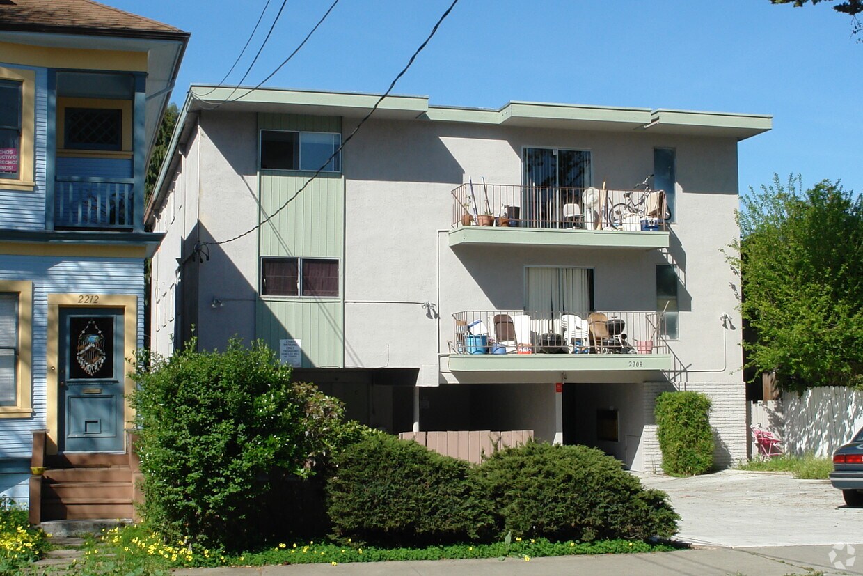 Primary Photo - 2208 Mcgee Ave