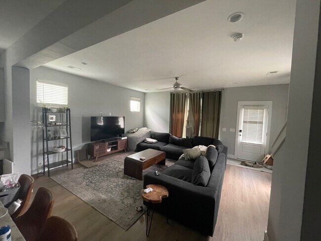 Foto del edificio - 571 Cross Park Ln