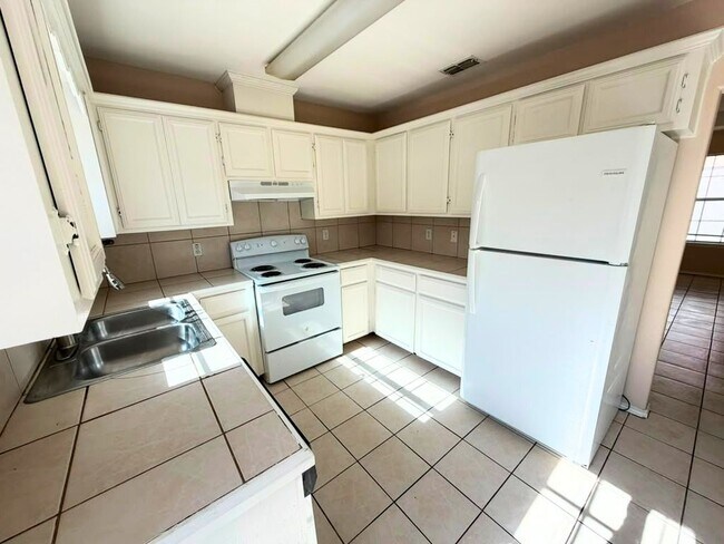 Building Photo - 2405 Redbud Ave W