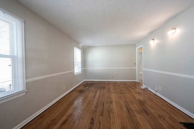 Building Photo - 4637 Rosslyn Ave
