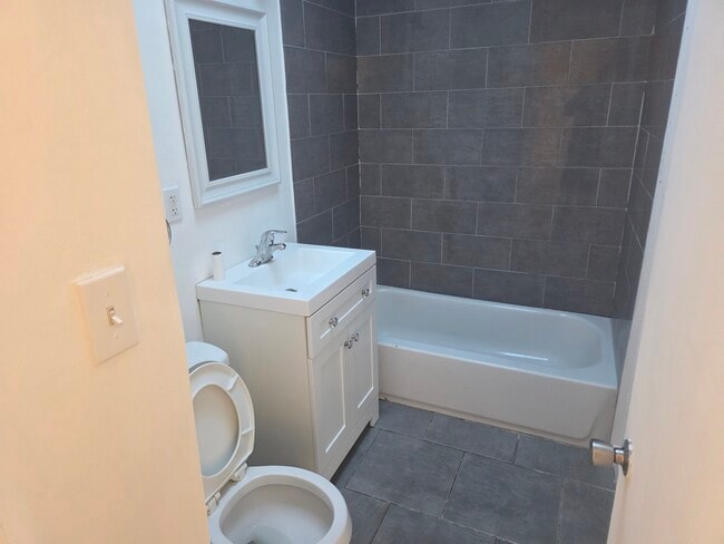 Building Photo - 6213 N Howard St