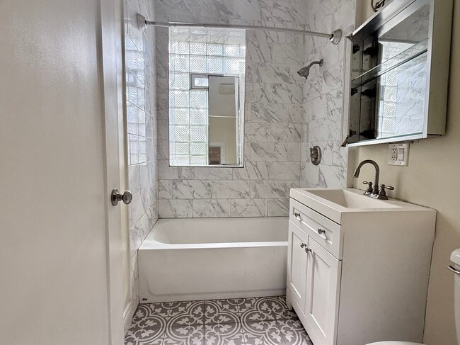 Building Photo - 2300 N Springfield Ave