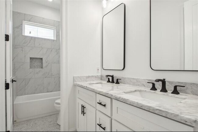Bathroom - 1900 Clouet St