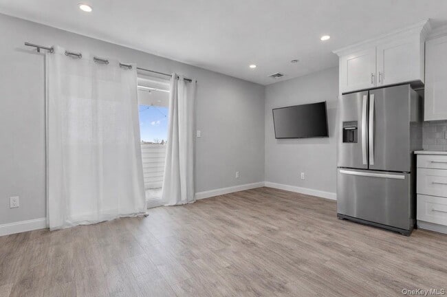 Building Photo - 616 E Broadway