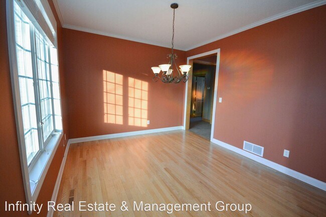Building Photo - 5 br, 3.5 bath House - 2883 Oakview Dr NE